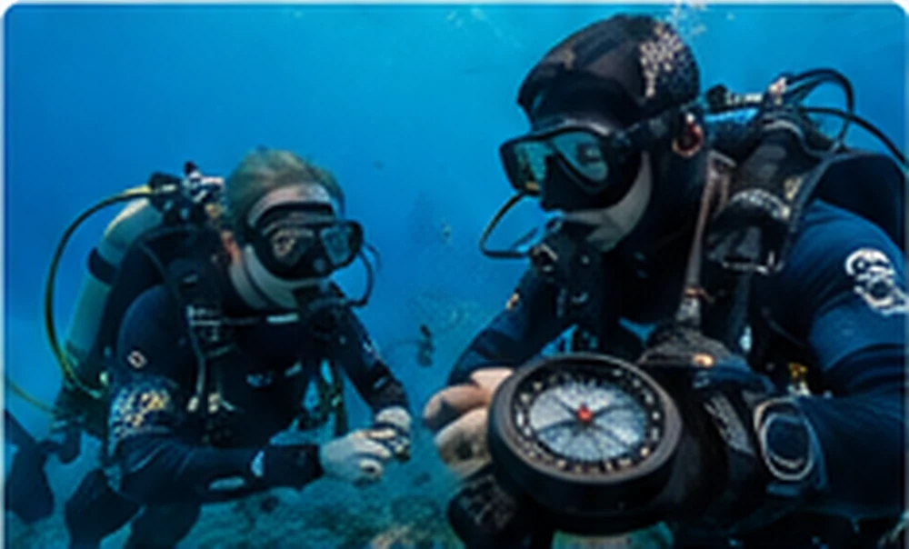 Taucher üben Unterwassernavigation mit Kompass