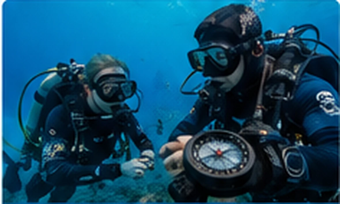 Taucher bei einer Navigationsübung mit Kompass