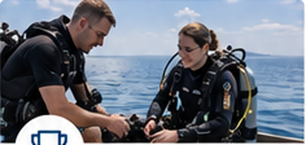 Tauchlehrer und Tauchschülerin bei der Ausbildung am Meer